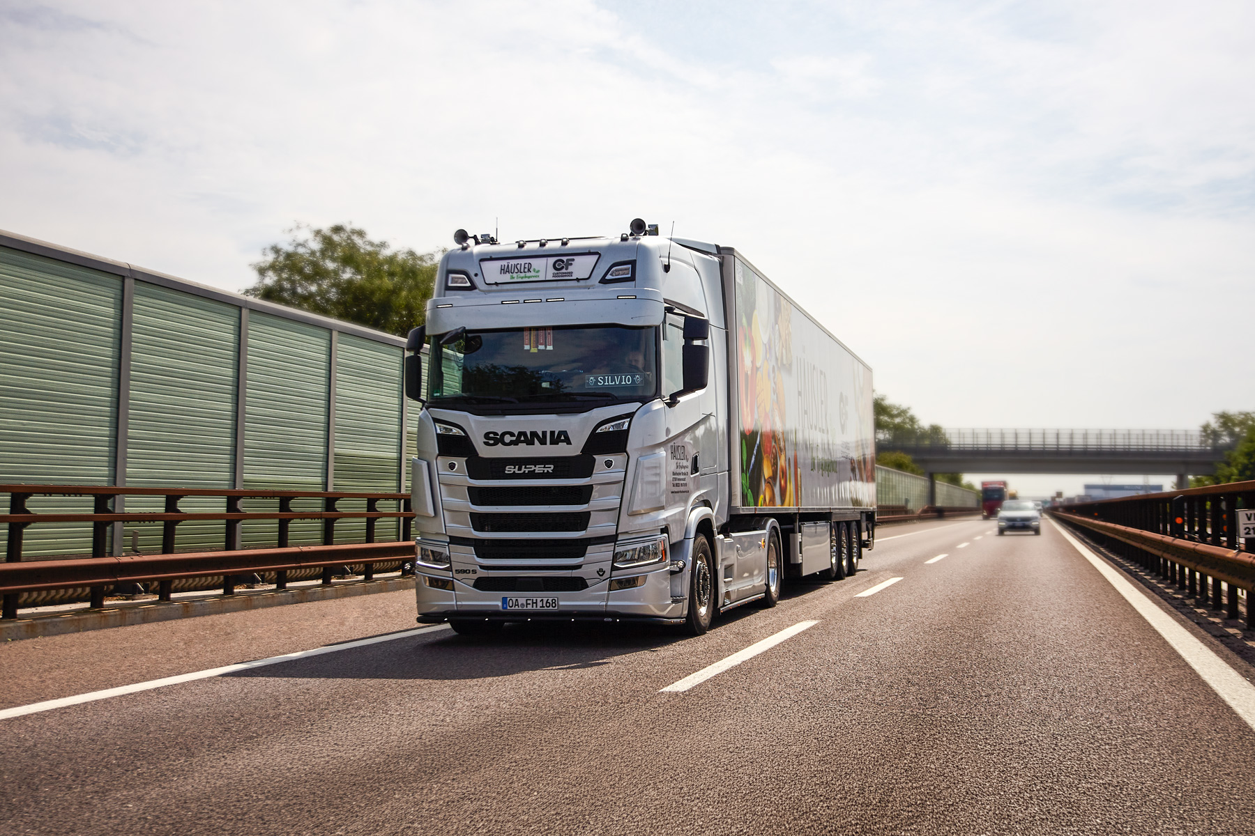 LKW der Häusler Frischeservice GmbH aus Immenstadt für zuverlässige Lebensmitteltransporte, Frischelieferungen und Gastronomiebelieferung im Allgäu