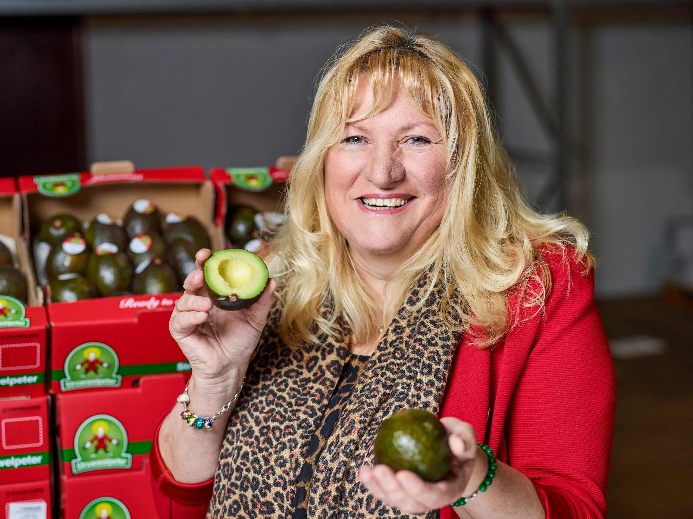 Barbara Pichl mit reifen Avocados